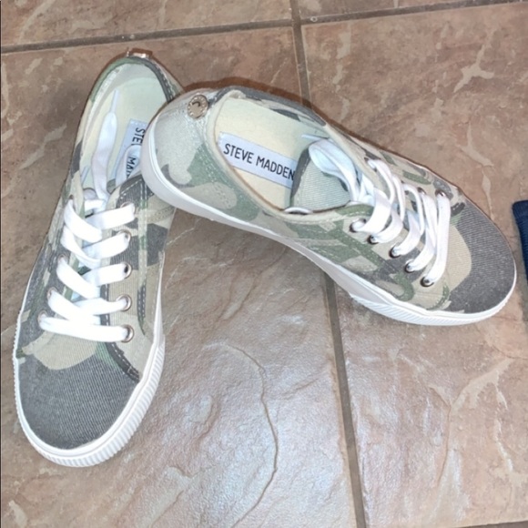Steve Madden Sneakers - Picture 1 of 1